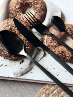 VIAMAJA Bestik Og Køkkenredskaber|Rustfrit Stål<Bestik 16 dele i æske - Mat sort