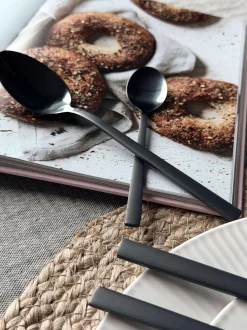 VIAMAJA Bestik Og Køkkenredskaber|Rustfrit Stål<Bestik 16 dele i æske - Mat sort