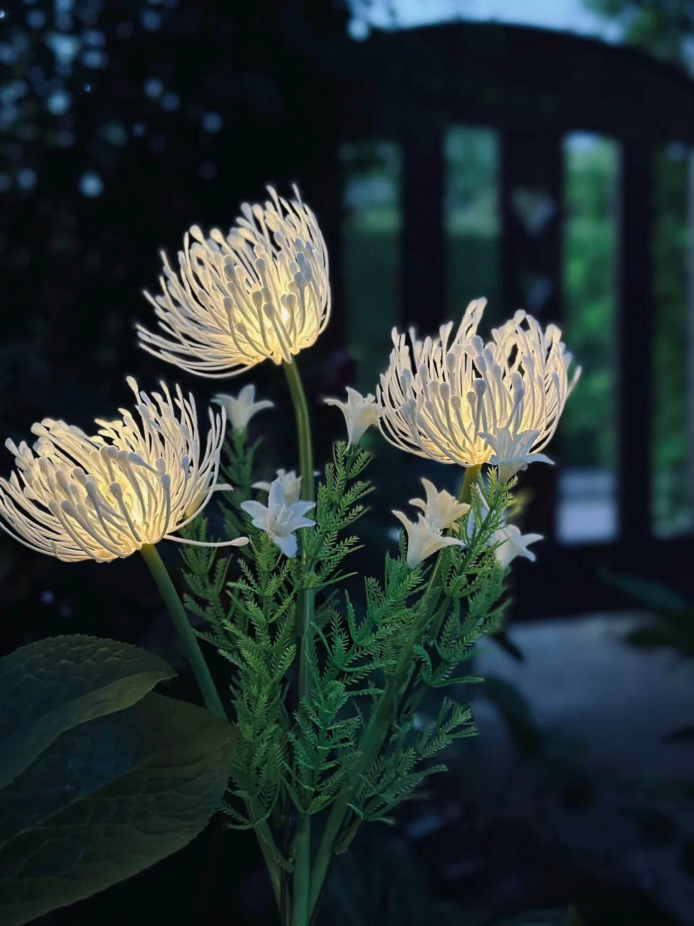VIAMAJA Lys Og Led|Udendørs Led<Blomst med solceller - Spider Lili hvid