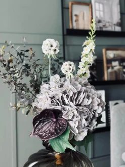 VIAMAJA Blomster<Buket med hortensia og eukalyptus