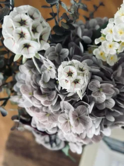 VIAMAJA Blomster<Buket med hortensia og eukalyptus
