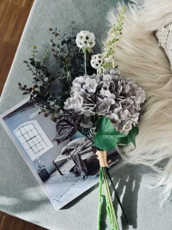 VIAMAJA Blomster<Buket med hortensia og eukalyptus