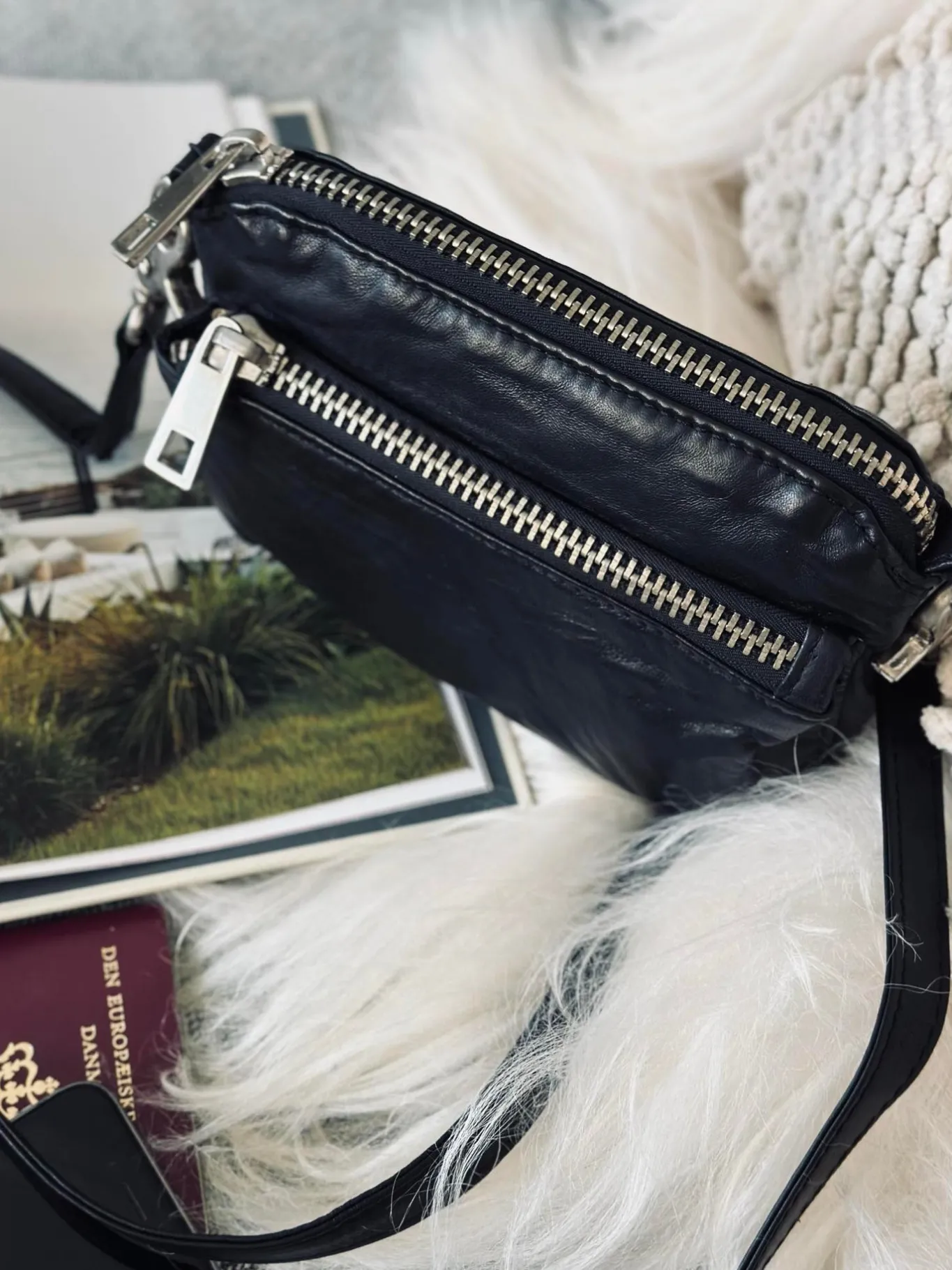 VIAMAJA Clutch<Clutch / crossover - Black / silver