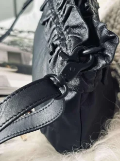 VIAMAJA Clutch<Clutch med flæser Nero