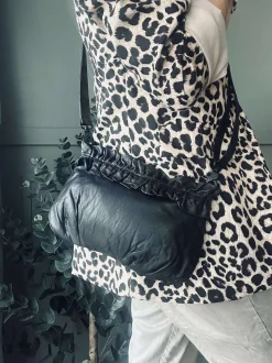 VIAMAJA Clutch<Clutch med flæser Nero
