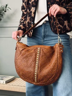 VIAMAJA Cross Body|Skuldertasker<Crossover JOMA flet og nitter - Cognac