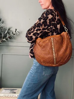 VIAMAJA Cross Body|Skuldertasker<Crossover JOMA flet og nitter - Cognac