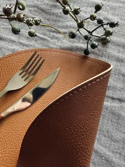 VIAMAJA Dækkeservietter<Dækkeserviet vendbar - Cognac / natur