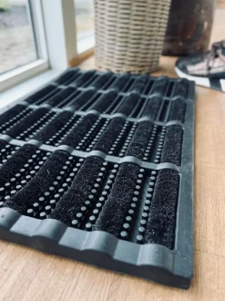 VIAMAJA Dørmåtte<Dørmåtte - GUMMI MED BØRSTE I SORT - 40x60cm