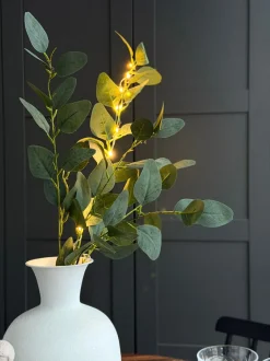VIAMAJA Blomster<Eucalyptus gren med lys - 100cm