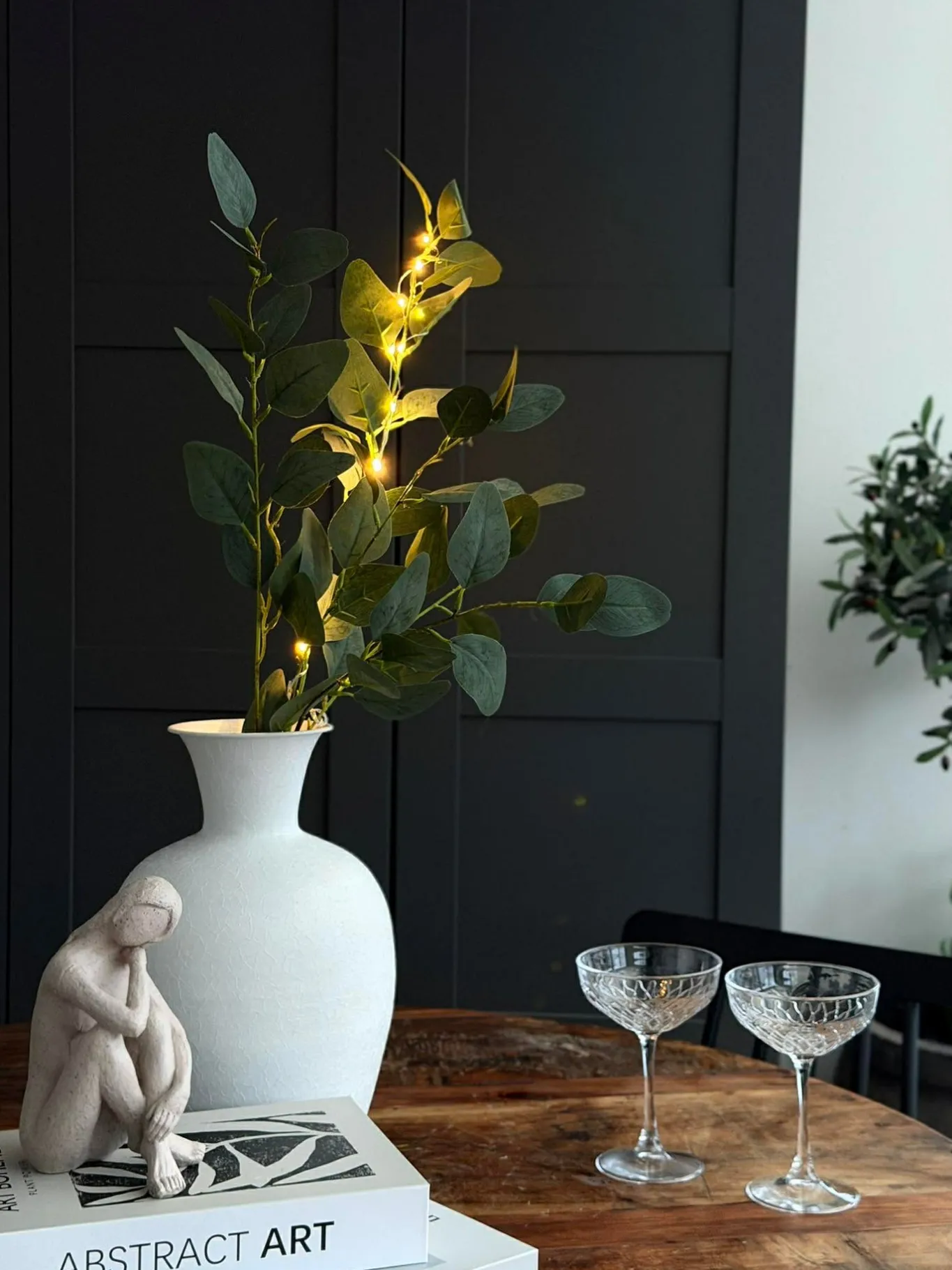 VIAMAJA Blomster<Eucalyptus gren med lys - 100cm
