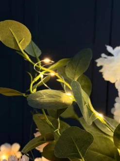 VIAMAJA Blomster<Eucalyptus gren med lys - 100cm