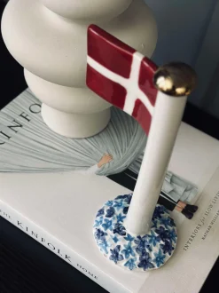 VIAMAJA Pynte Genstande|Højtider<Flag keramik – Dannebrog m. blå fod