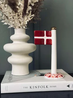 VIAMAJA Pynte Genstande|Højtider<Flag keramik – Dannebrog m. Rosa fod