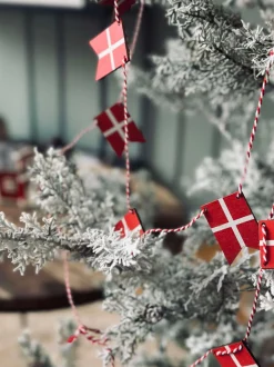 VIAMAJA Højtider|Jul<Flagguirlande i træ - 10 flag