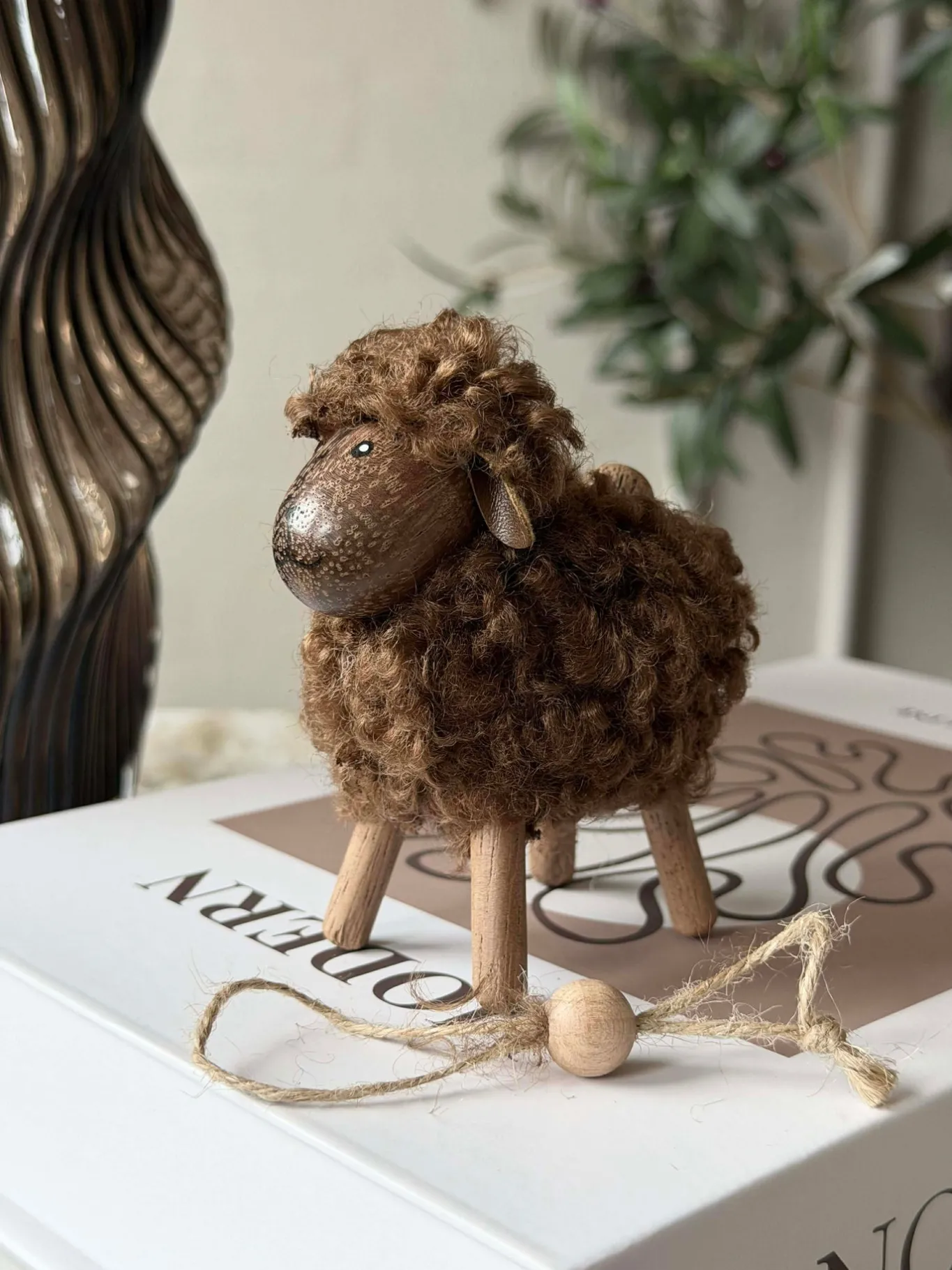 VIAMAJA Pynte Genstande|Påske<Får Fluffy Amber/Brun 8cm