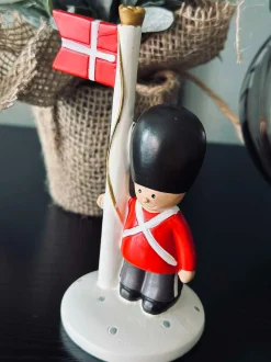 VIAMAJA Højtider<Garde med flag