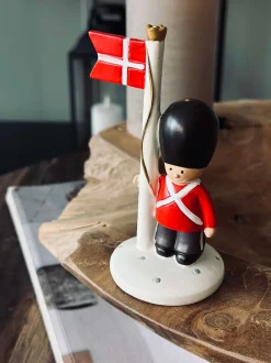 VIAMAJA Højtider<Garde med flag