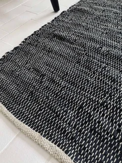 VIAMAJA Gulvtæpper<Gulvtæppe i sort skind med hvid tråd - 60x90cm