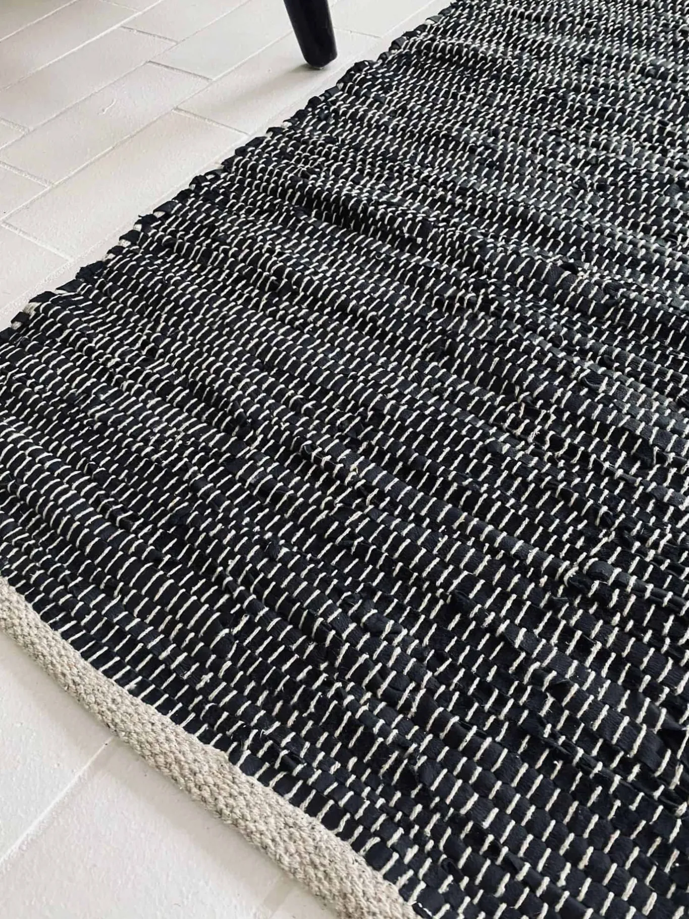 VIAMAJA Gulvtæpper<Gulvtæppe i sort skind med hvid tråd - 60x90cm