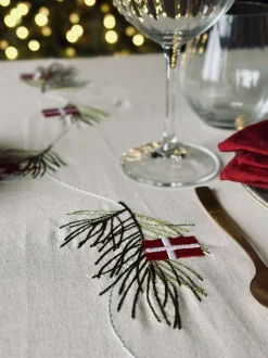 VIAMAJA Duge Og Mundservietter|Jul<Juledug 140 x 240 - Dansk jul med flag og julehjerter
