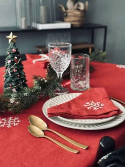 VIAMAJA Duge Og Mundservietter|Jul<Juledug Rød JUL med broderi - Flere størrelser