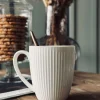 VIAMAJA Krus, Kopper Og Glas|Porcelæn Og Stentøj<Krus Riflet - Porcelæn