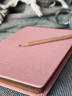 VIAMAJA Kontorartikler|Div. Kontor<Notesbog A5 - Rosa