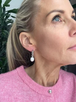 VIAMAJA Perleøreringe<Øreringe Signe - med ferskvandsperler - rhodium belagt