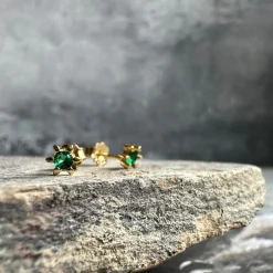 VIAMAJA Ørestikker<Ørestikker GIA EMERALD 18K forgyldt