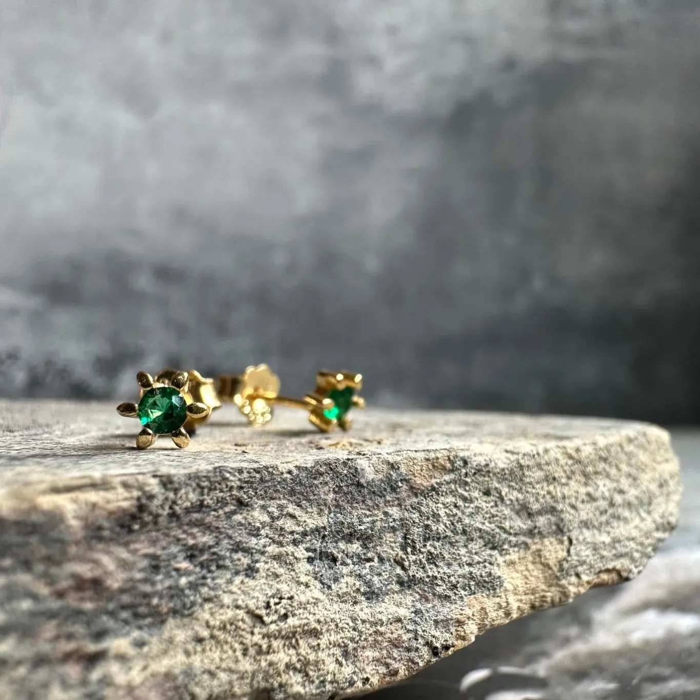 VIAMAJA Ørestikker<Ørestikker GIA EMERALD 18K forgyldt
