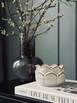 VIAMAJA Lysestager|Stearinlys<Stearinlys Lotus - Beige cotton