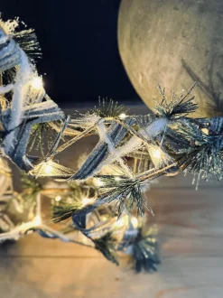VIAMAJA Led Jul|Led Dekoration<Stjerne med LED lys og gran - 40cm