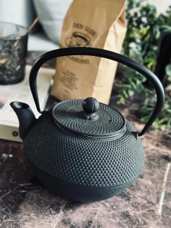 VIAMAJA Kander Og Karafler|Kaffe Og Te Tilbehør<Tepotte i støbejern - 1200ml.