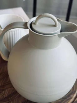 VIAMAJA Kander Og Karafler|Kaffe Og Te Tilbehør<Termokande – Kuglekande - Frost desert grey - 0,94 liter