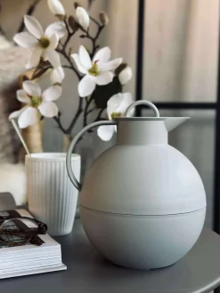 VIAMAJA Kander Og Karafler|Kaffe Og Te Tilbehør<Termokande – Kuglekande - Frost desert grey - 0,94 liter