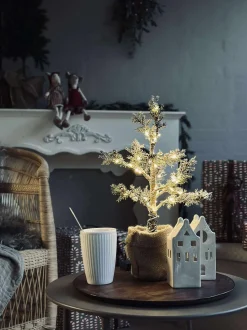 VIAMAJA Jul<Træ med kogler og lyskæde