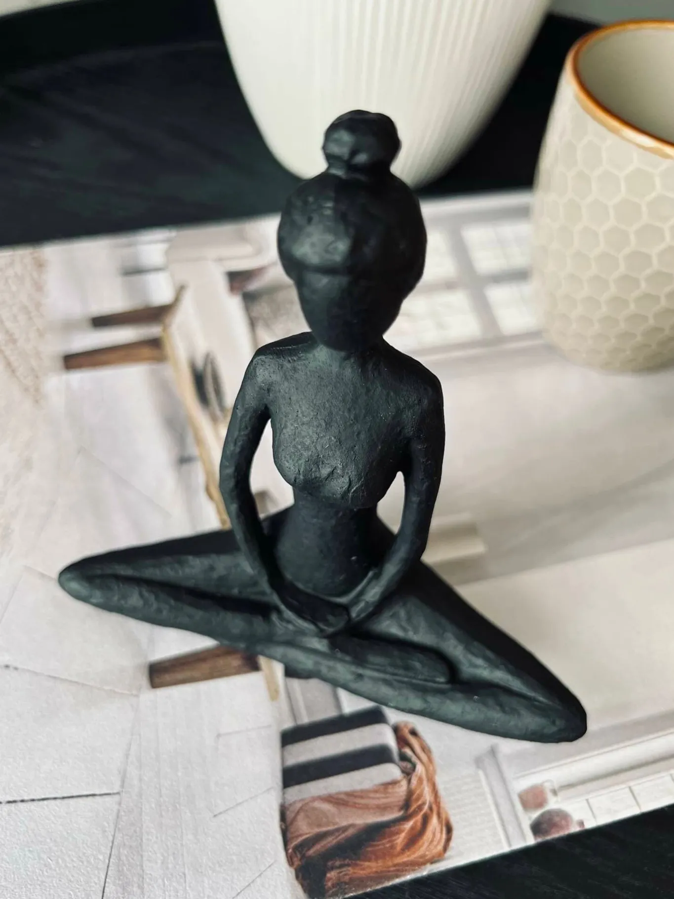VIAMAJA Interiør|Pynte Genstande<YOGA - Small black Lady