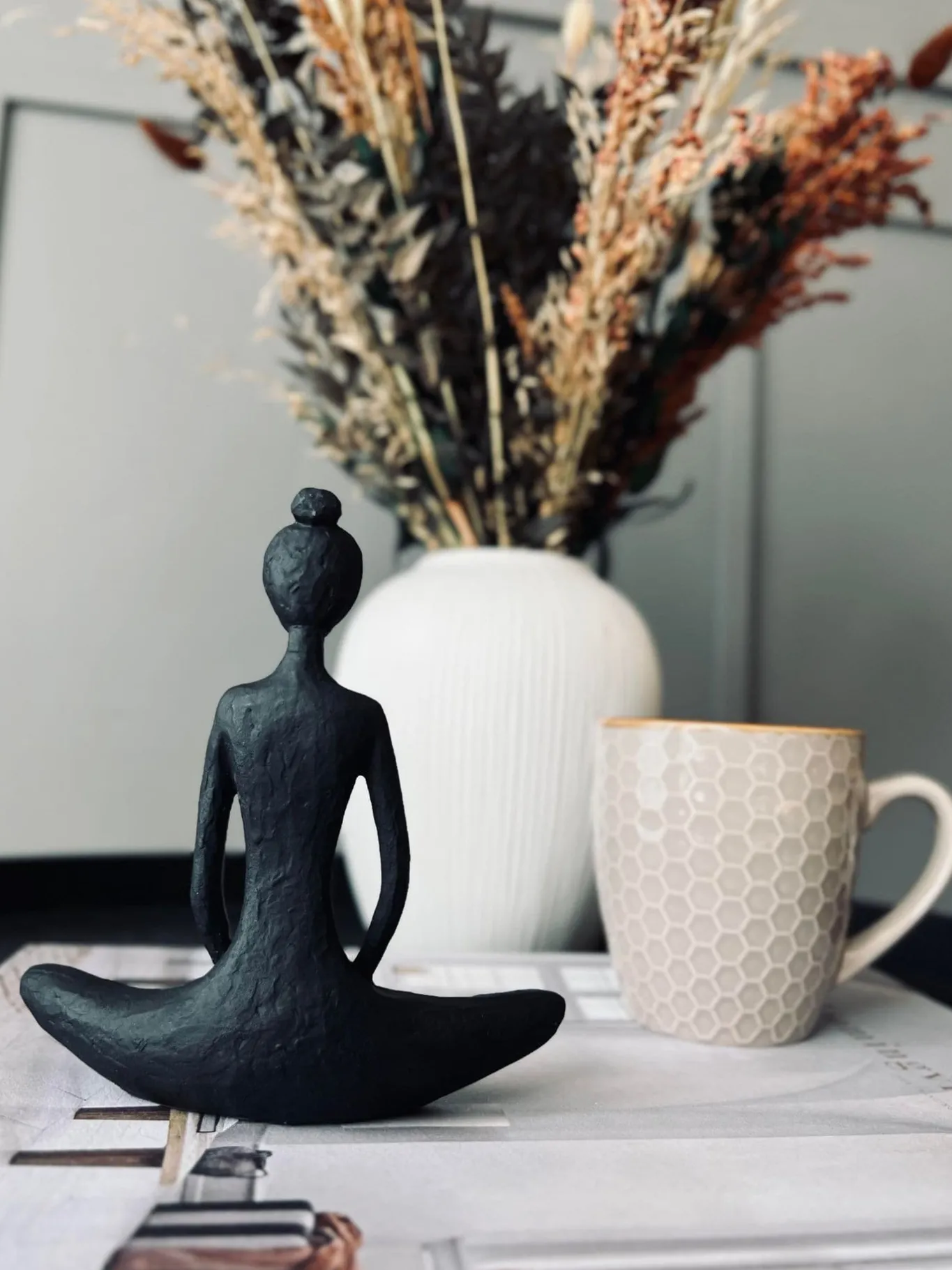 VIAMAJA Interiør|Pynte Genstande<YOGA - Small black Lady